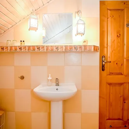 فندق مبيت وإفطار Cynamon Jacuzzi & Sauna فيسلا