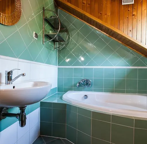 לינה וארוחת בוקר Cynamon Jacuzzi & Sauna